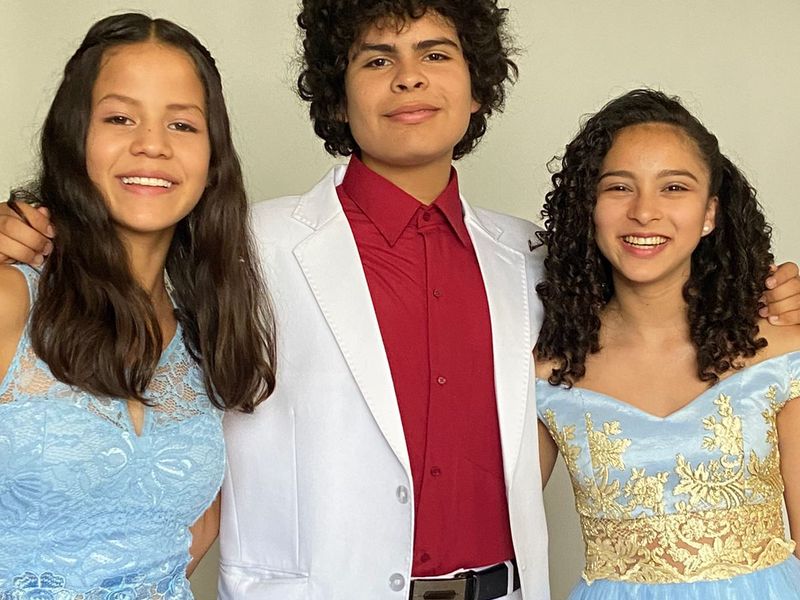 Tres actores del elenco con vestuario de gala