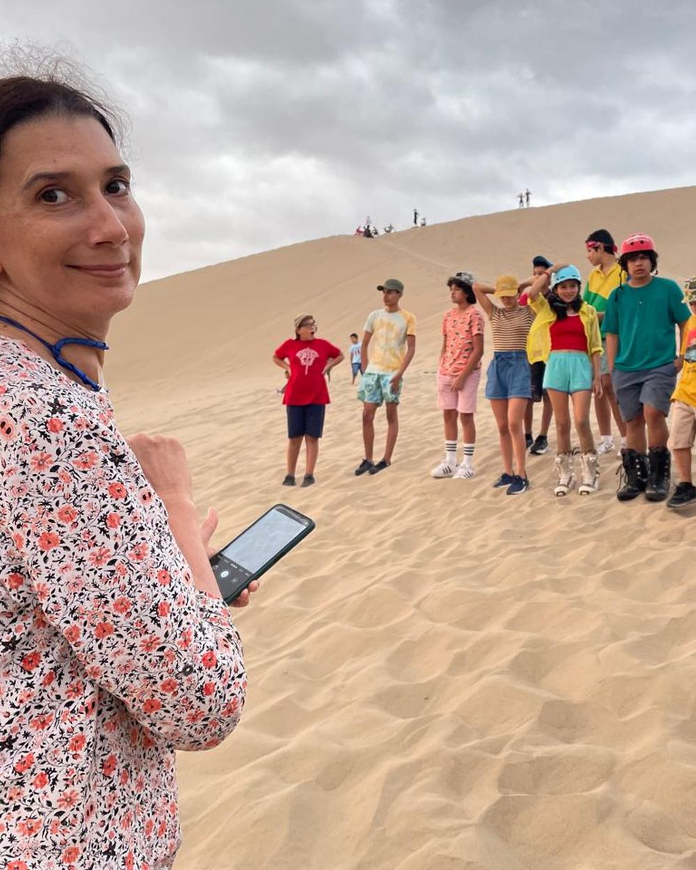 Rosario García-Montero dirige al elenco infantil en las dunas de Huacachina