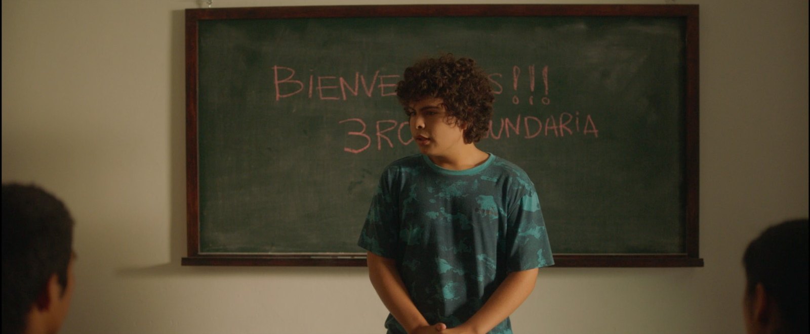 Joaquín frente a la pizarra en su primer día de clases, fotograma de El incidente de Lidia